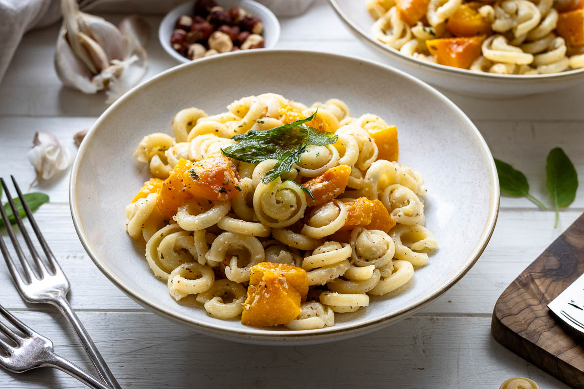 Butternut Kürbis Pasta mit Salbei-Haselnuss-Pesto