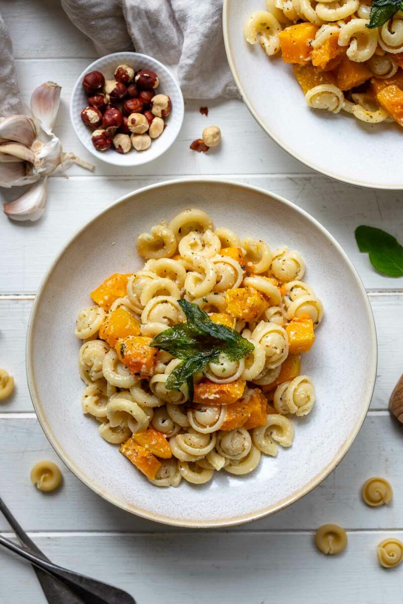 Butternut Kürbis Pasta mit Salbei-Haselnuss-Pesto