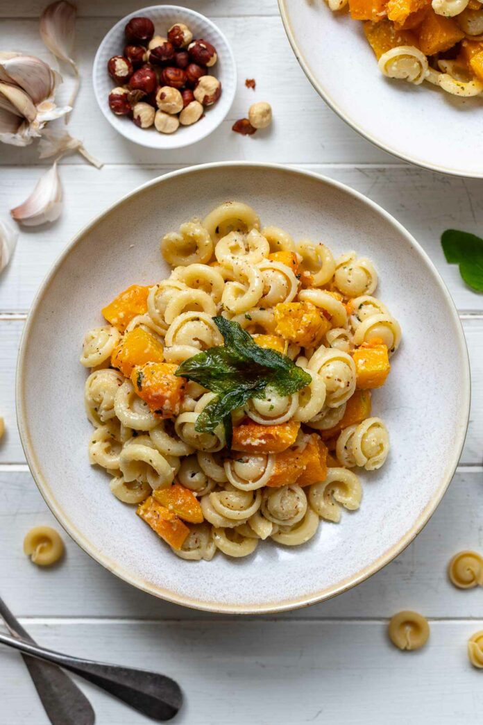 Butternut Kürbis Pasta mit Salbei-Haselnuss-Pesto