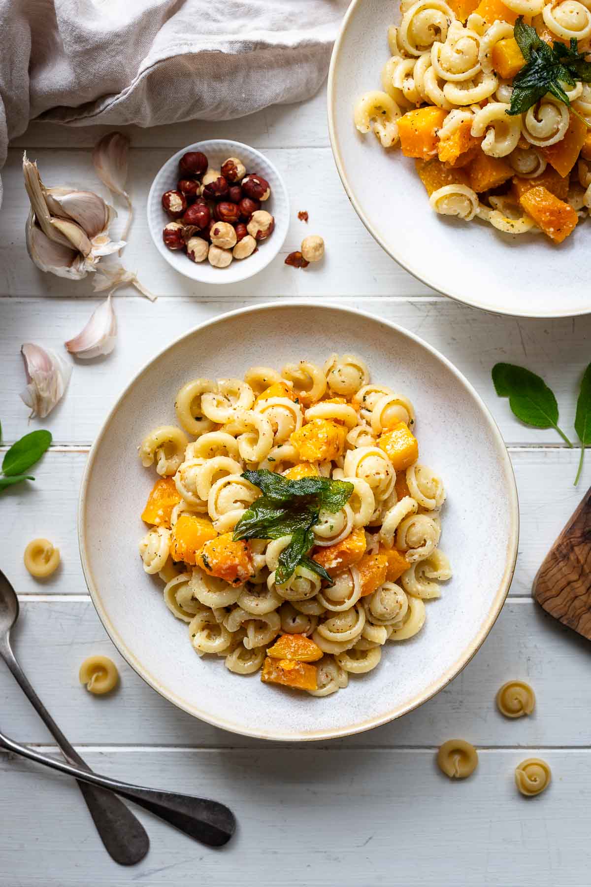 Butternut Kürbis Pasta mit Salbei-Haselnuss-Pesto