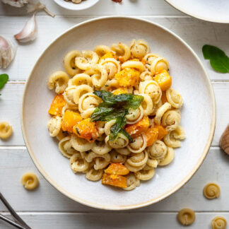 Butternut Kürbis Pasta mit Salbei-Haselnuss-Pesto