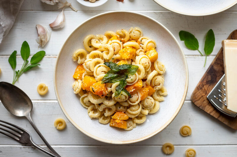 Butternut Kürbis Pasta mit Salbei-Haselnuss-Pesto | Elle Republic