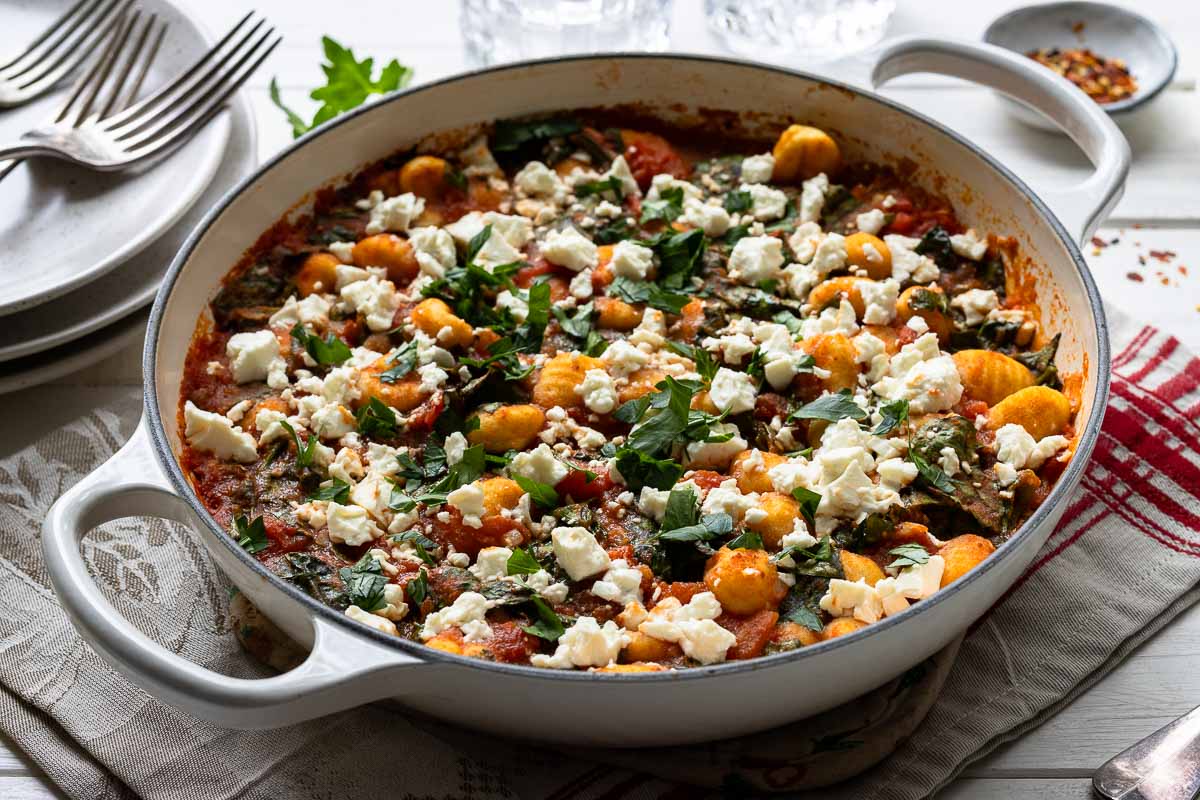 Würzige Gnocchi-Pfanne Rezept mit Harissa, Feta, Spinat und Tomaten