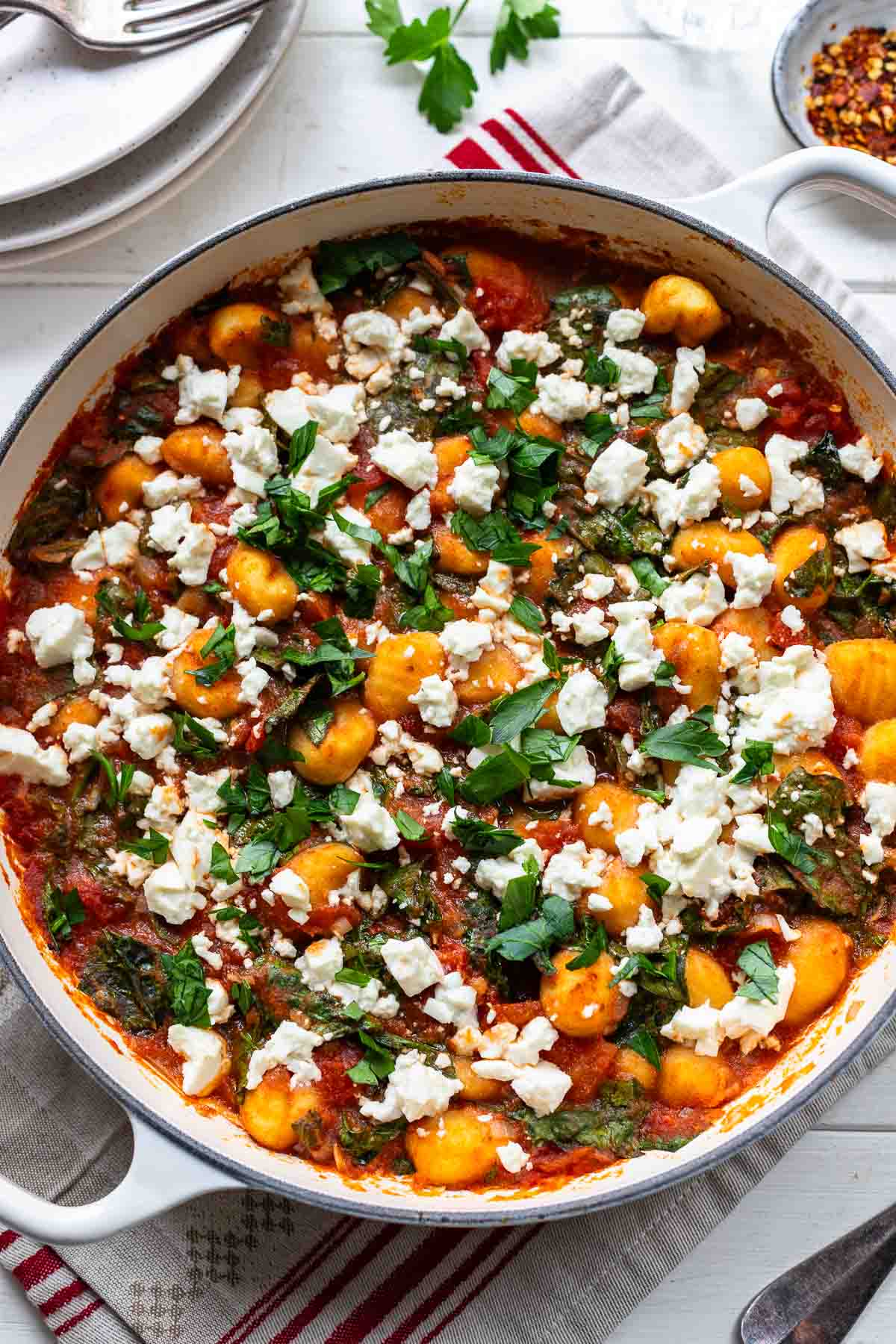 Würzige Gnocchi-Pfanne Rezept mit Harissa, Feta, Spinat und Tomaten