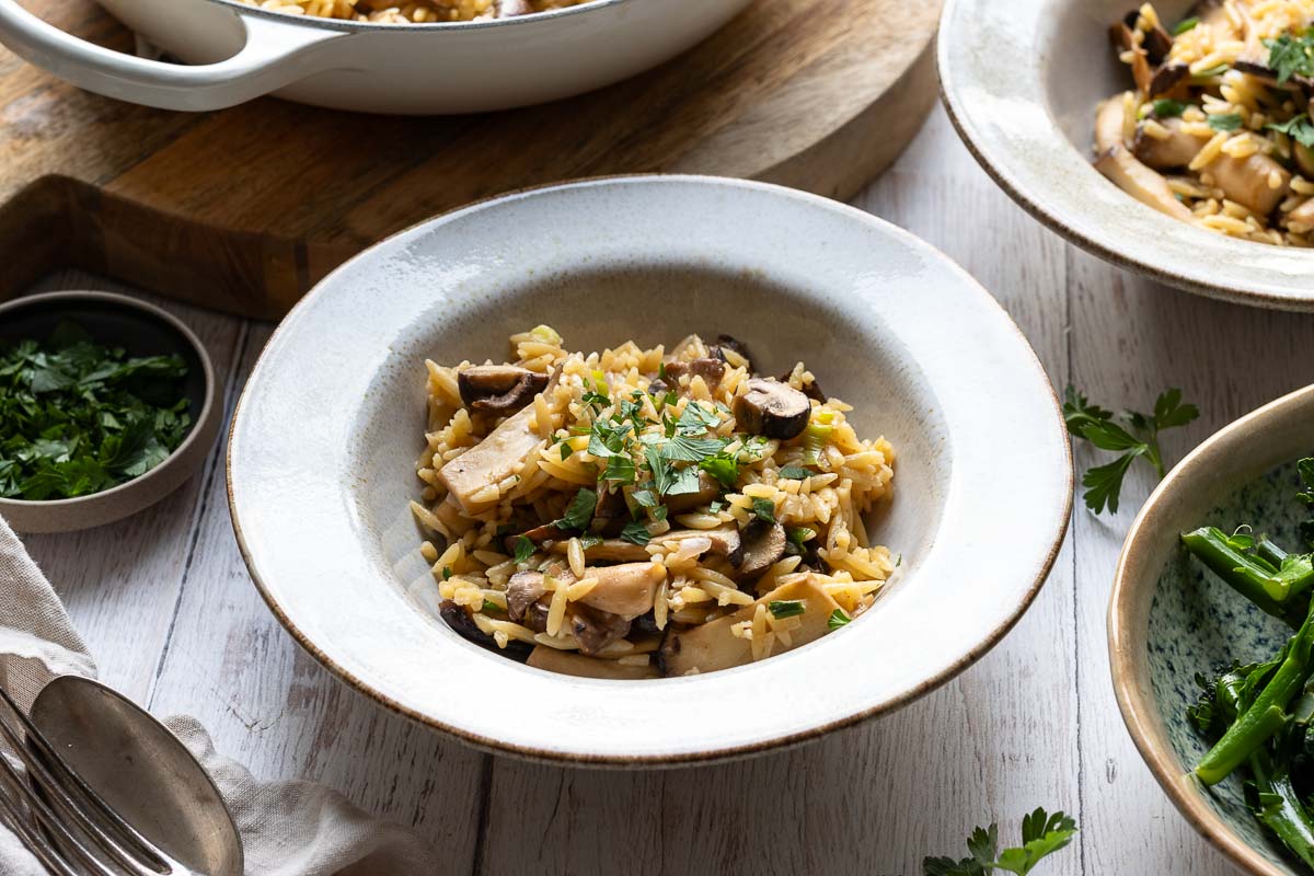 Orzo-Nudel-Pfanne mit Pilzen (One-Pot Rezept)