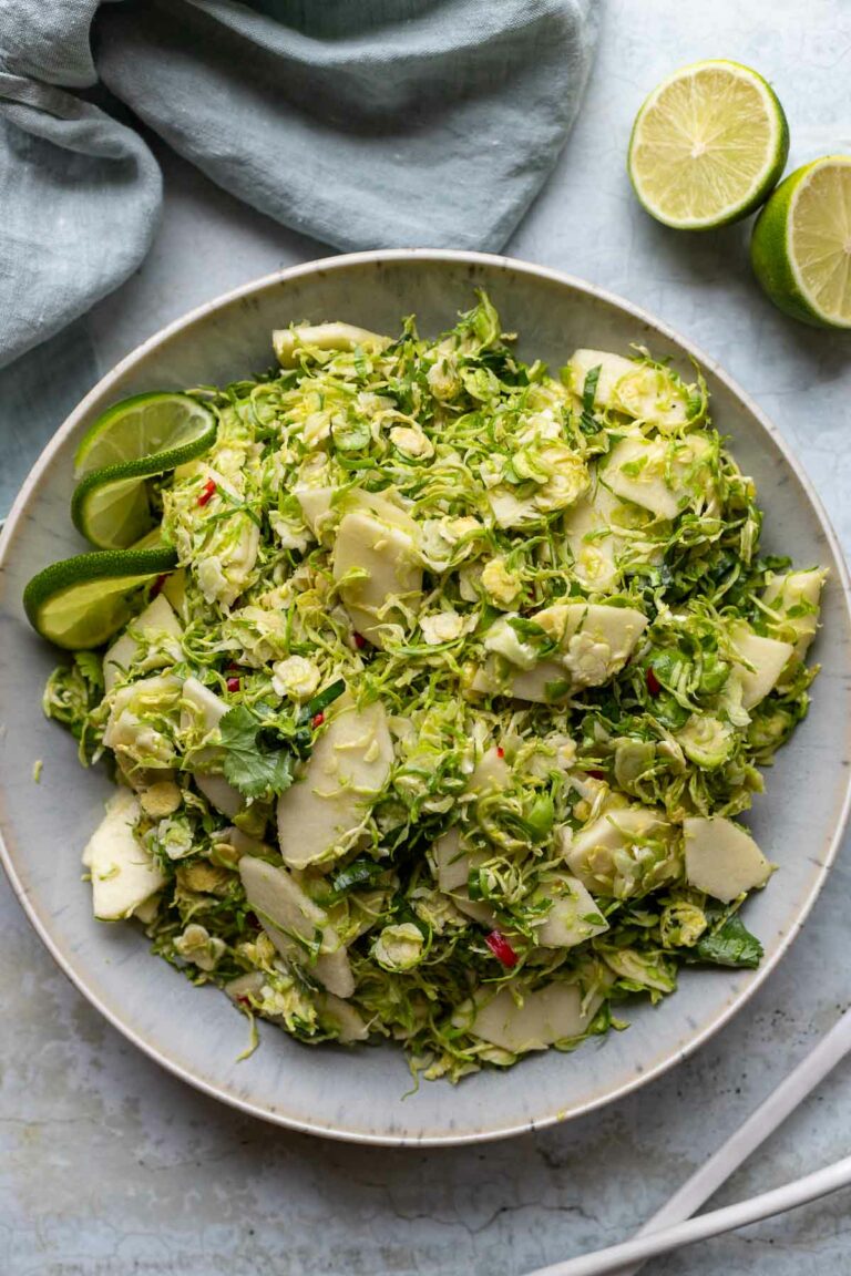 roher Rosenkohlsalat nach Thai-Art