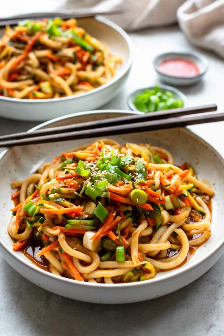 Udon Nudeln mit Hoisin-Sauce und Gemüse