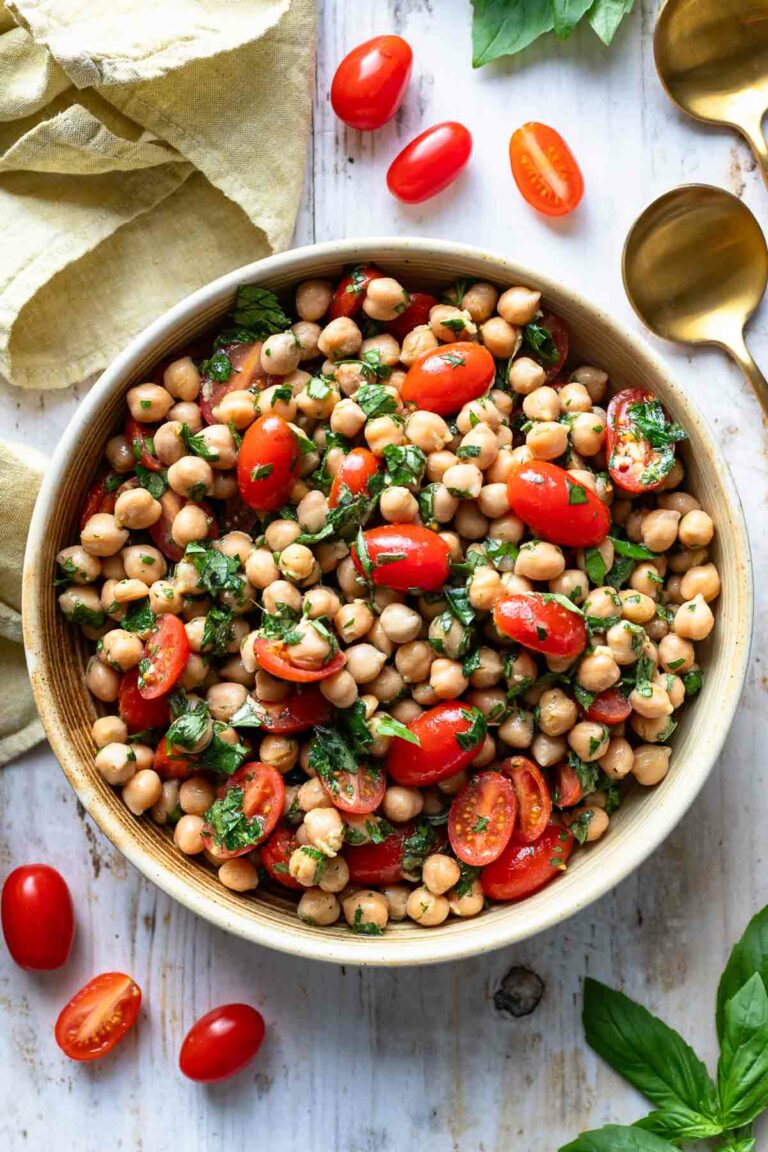 Kichererbsensalat mit Tomaten, frischer Kräuter und Ingwer-Vinaigrette