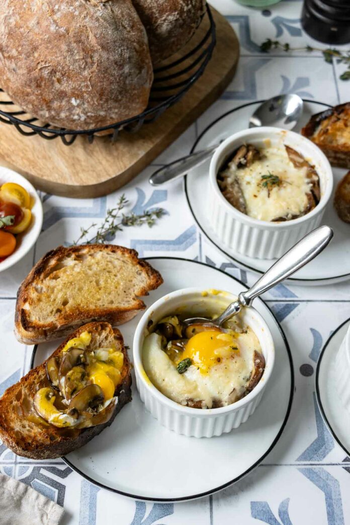 Eier aus dem Ofen mit Pilzen