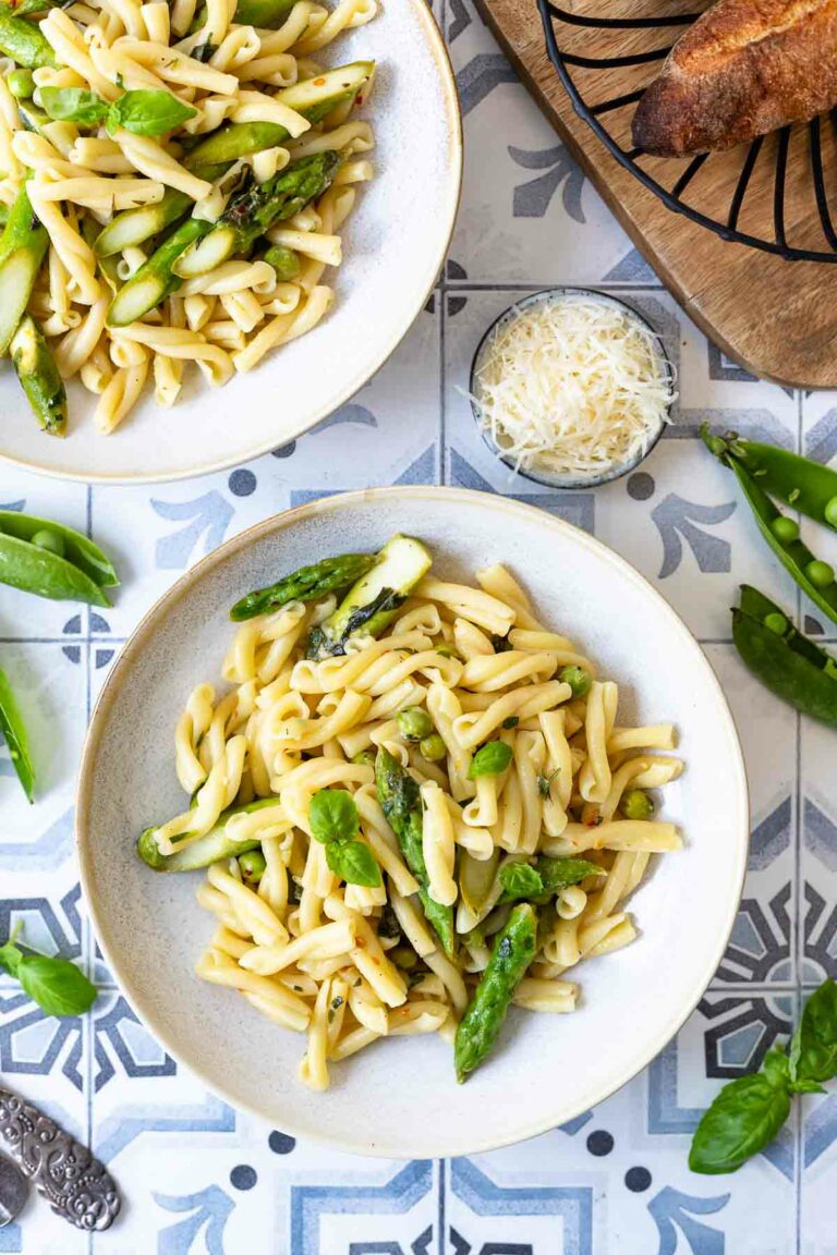 Zitronen-Pasta Rezept mit Spargel, Erbsen und Kräutern