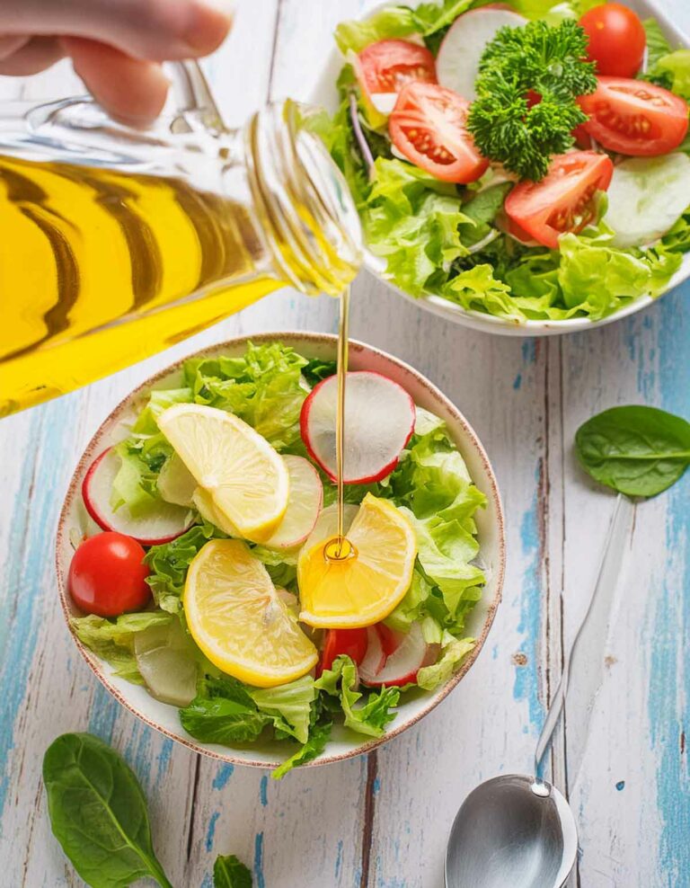 Kochen mit CBT Öl serviert mit Salat