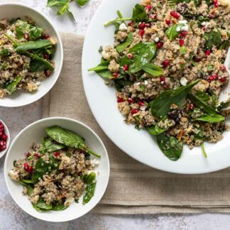 Quinoa Salat mit Feta, Spinat, Cranberries und Kräutern
