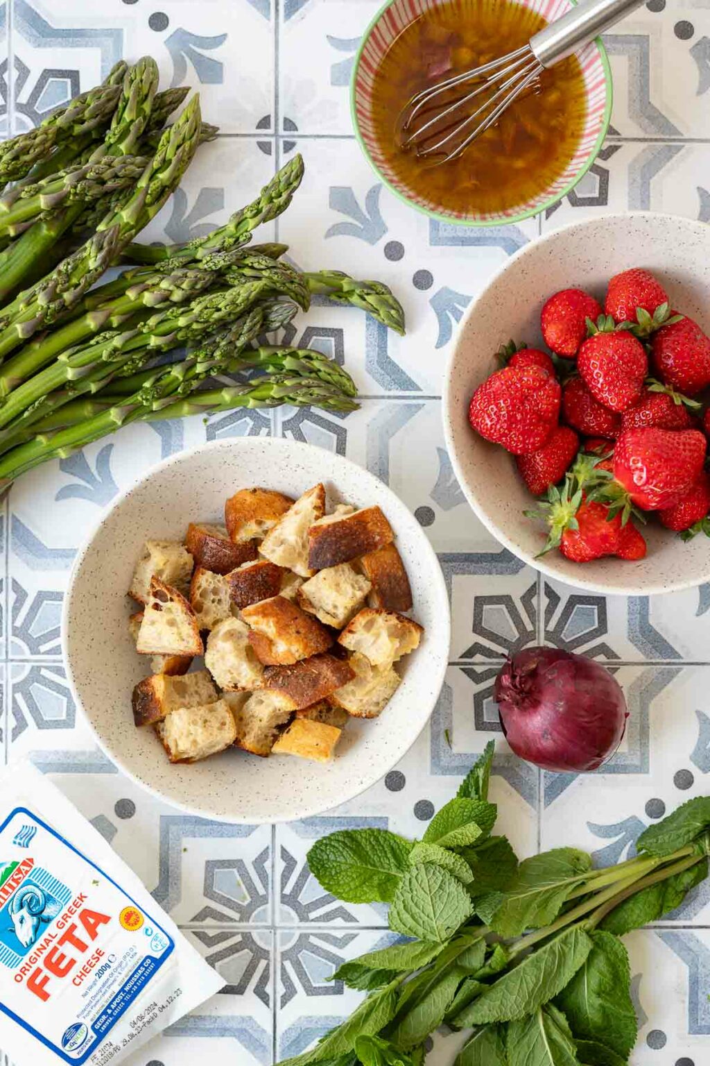 Spargelsalat mit Erdbeeren und Croutons | Rezept | Elle Republic