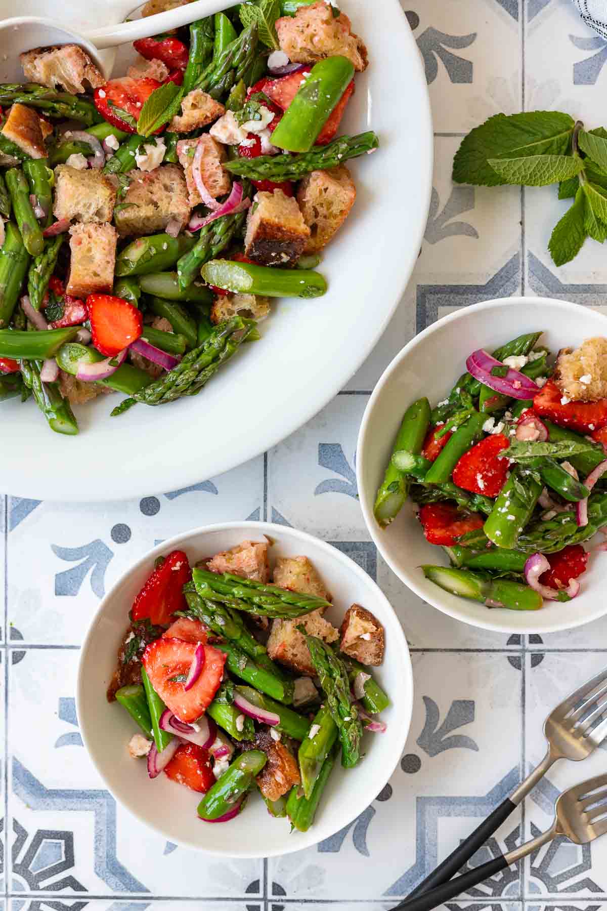 Spargelsalat mit Erdbeeren und Croutons | Rezept | Elle Republic Spargelsalat mit Erdbeeren und Croutons | Rezept | Elle Republic