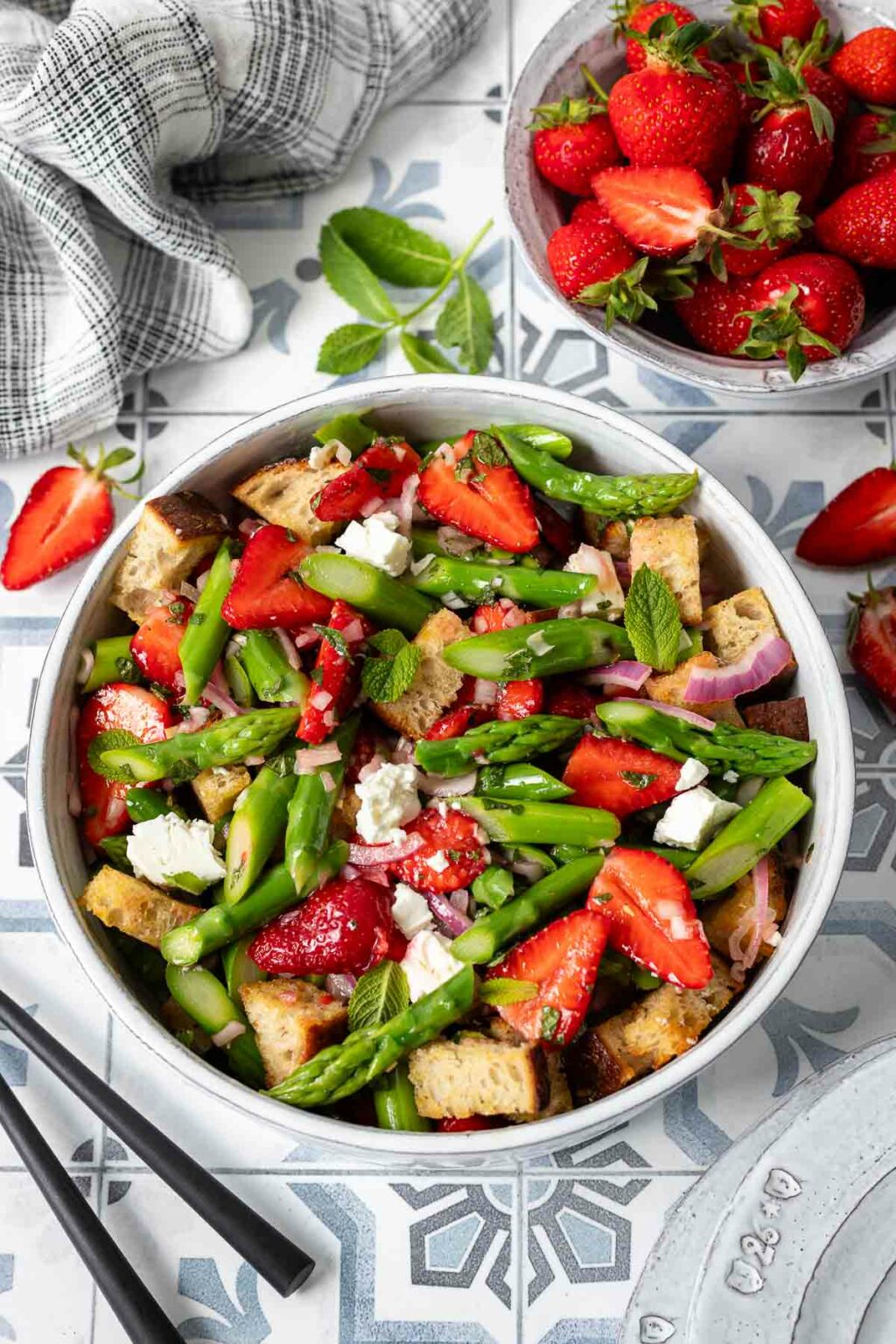 Spargelsalat mit Erdbeeren und Croutons | Rezept | Elle Republic