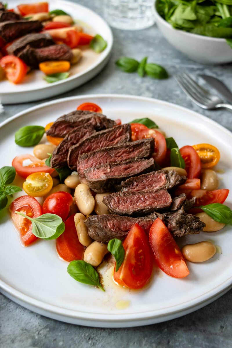 Steak Salat Rezept mit Tomaten und Weißen Bohnen