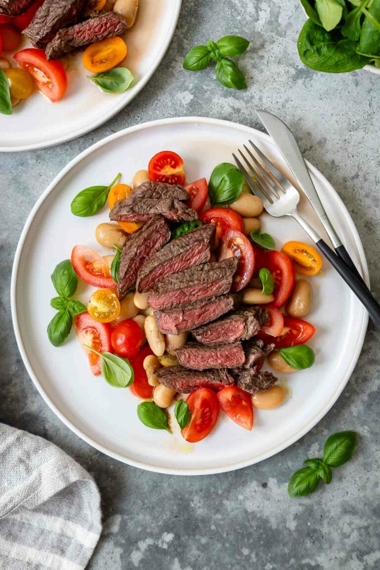 Steak Salat mit Tomaten und Weißen Bohnen
