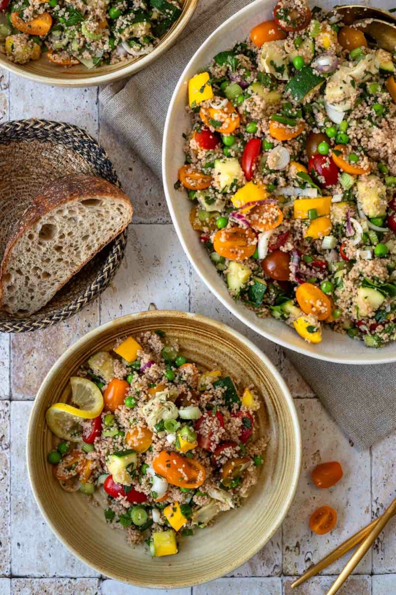 Mediterraner Couscous Salat mit Brot