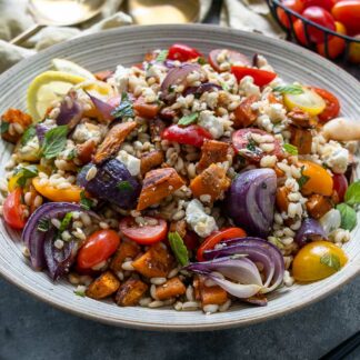 Perlgraupensalat Rezept mit gerösteter Süßkartoffel, Harissa und Feta