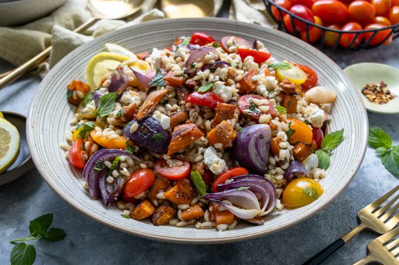 Perlgraupensalat Rezept mit gerösteter Süßkartoffel, Harissa und Feta