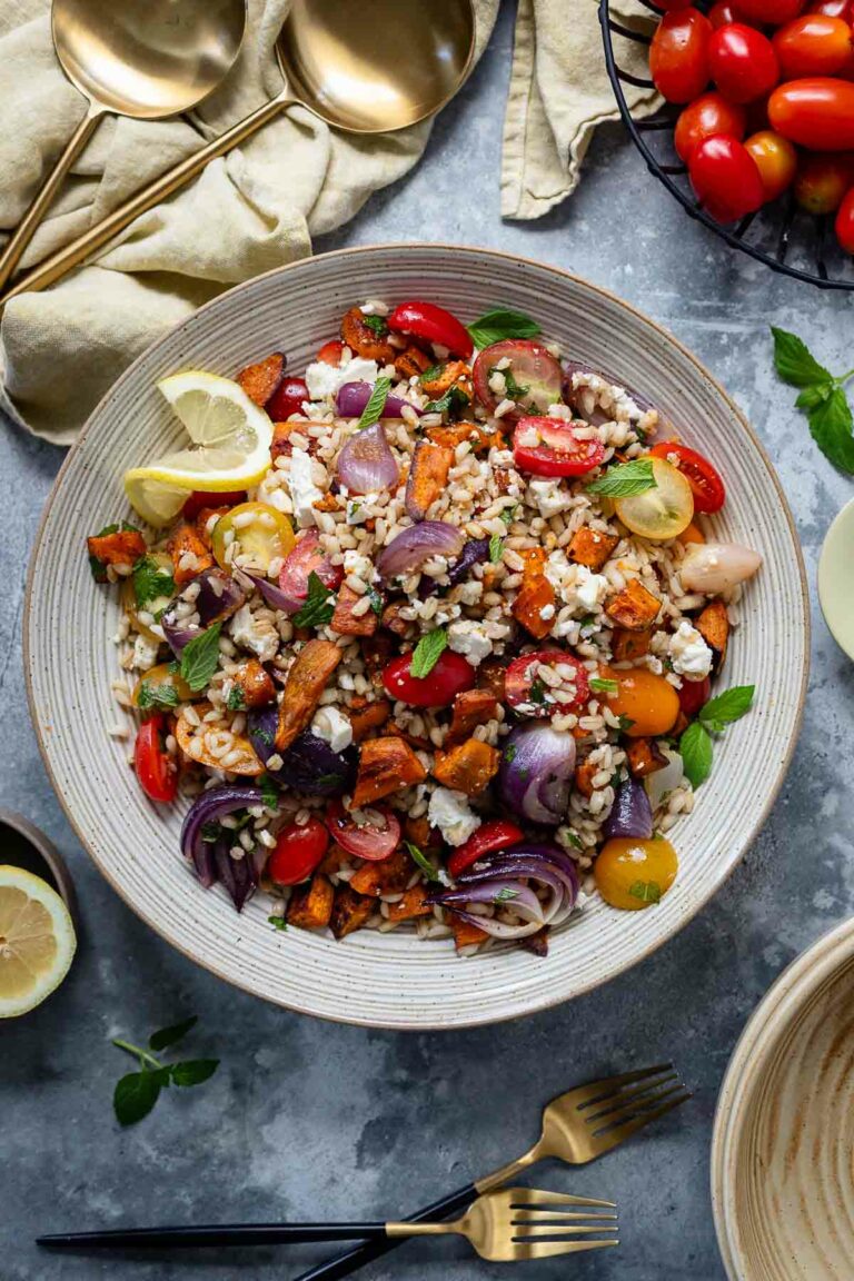 Perlgraupensalat mit gerösteter Süßkartoffel, Harissa und Feta