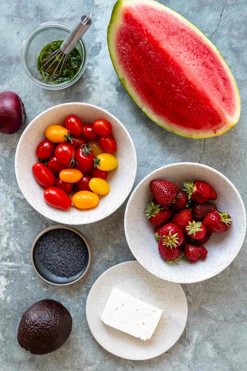 Zutaten für Wassermelonen-Feta-Salat mit Minze-Dressing mit Tomaten, Erdbeeren, Avocado und Minze-Dressing