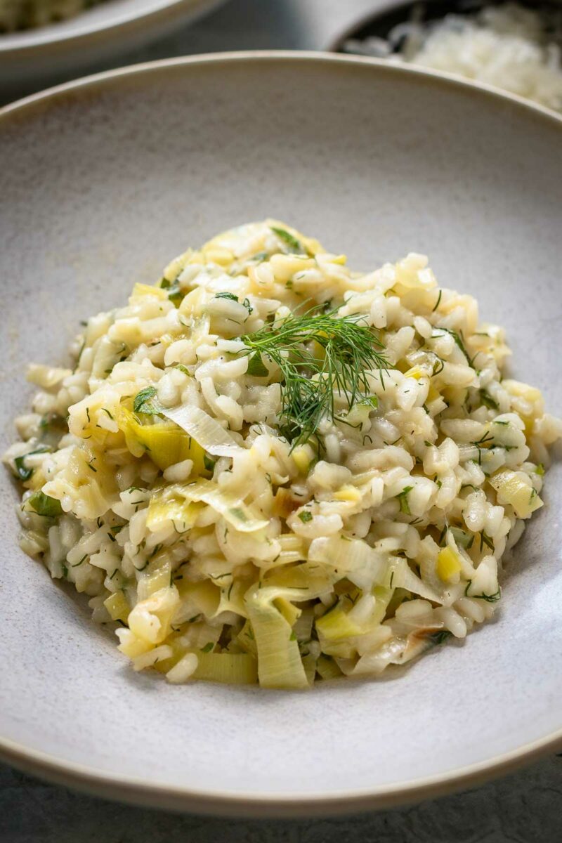 Close-Up Lauch-Risotto Rezept mit Zitrone und Dill