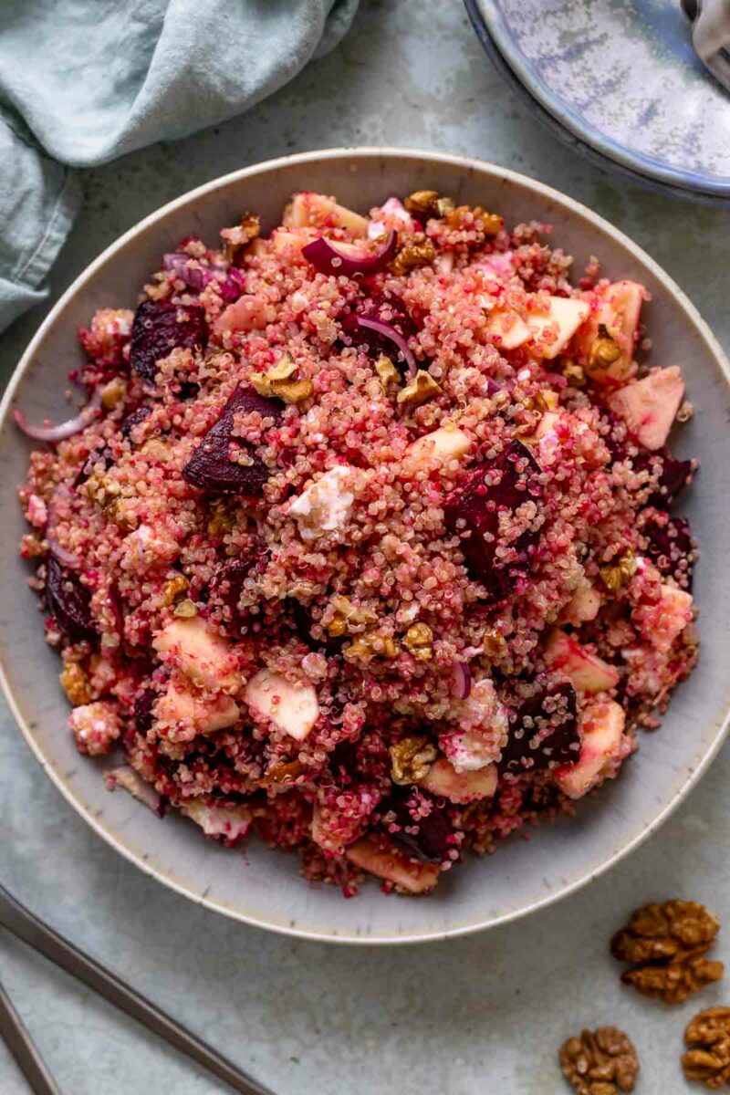 Rote Bete Quinoa Salat Rezept mit Feta, Walnüssen und Walnuss-Vinaigrette