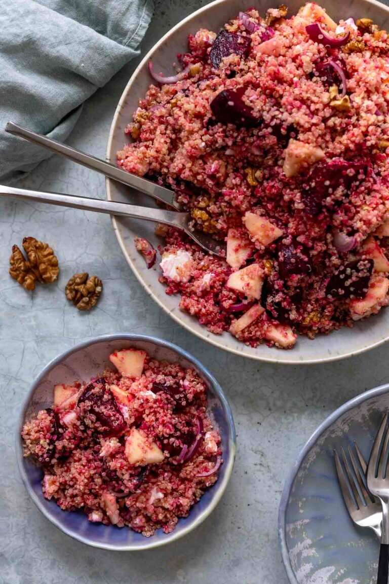 Rote Bete Quinoa Salat Rezept mit Feta,  Walnüssen und Walnuss-Vinaigrette