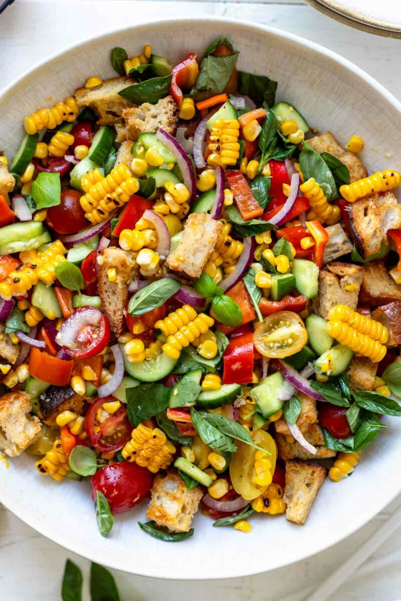 Panzanella Rezept mit gegrilltem Mais (italienische Brotsalat)