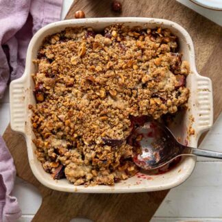 Pflaumen-Crumble mit Haselnuss-Streusel