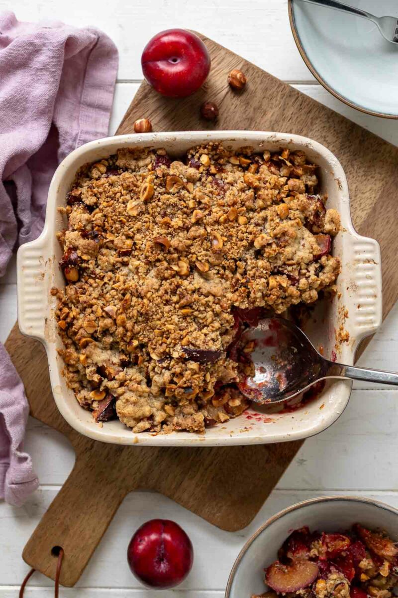 Pflaumen-Crumble mit Haselnuss-Streusel