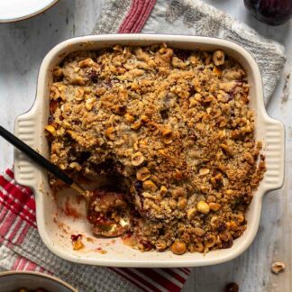 Pflaumen-Crumble mit Haselnuss-Streusel