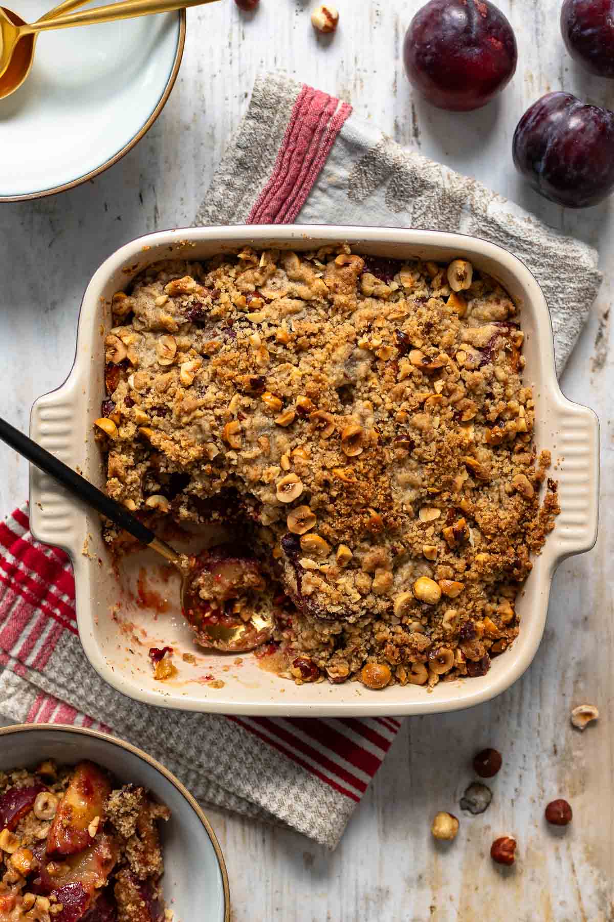 Pflaumen-Crumble mit Haselnuss-Streusel