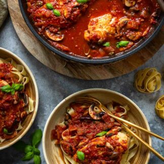 Pollo alla Cacciatora Rezept serviert mit Bandnudeln (Hähnchenpfanne italienisch)