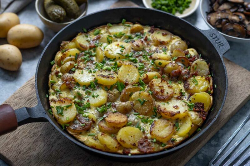 German-Style Potato and Bacon Skillet( Bauernfrühstück)