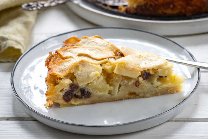 Stück Florentiner Apfelkuchen auf einen Teller