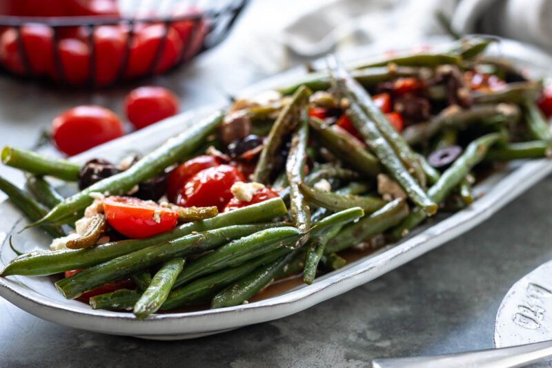 Bohnenpfanne griechische Art mit Kalamata Oliven, Tomaten und Feta