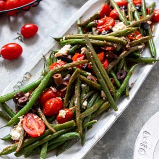 Bohnenpfanne griechische Art mit Kalamata Oliven, Tomaten und Feta