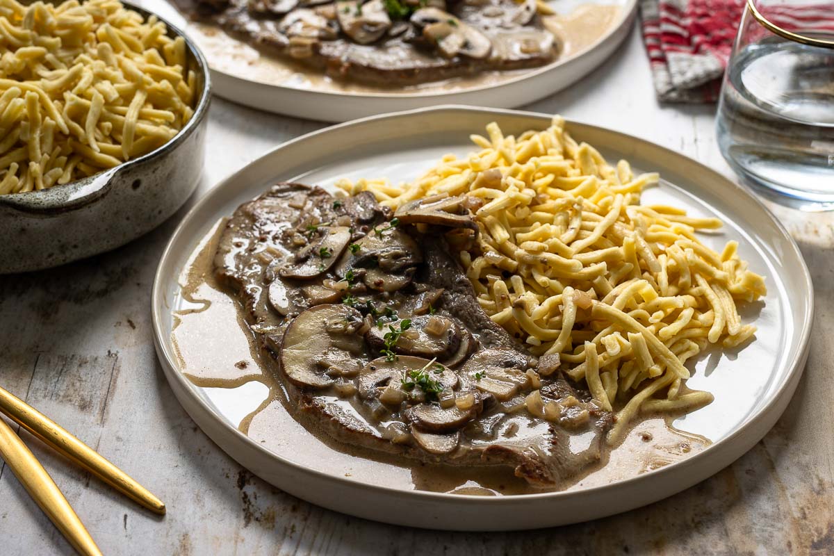 Jägerschnitzel (Schnitzel mit Pilzsoße) | Rezept | Elle Republic