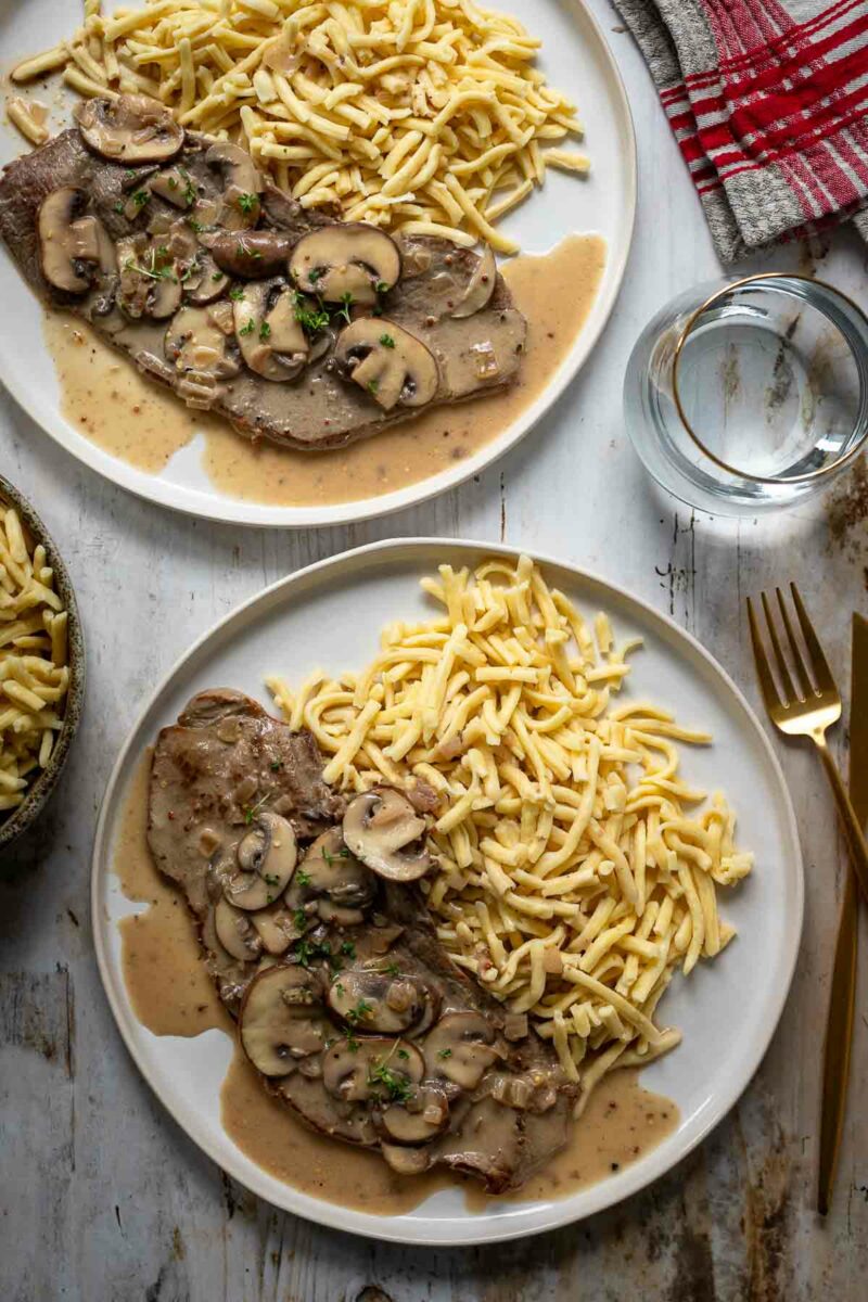 Klassisches Jägerschnitzel Rezept mit Pilzrahmsoße