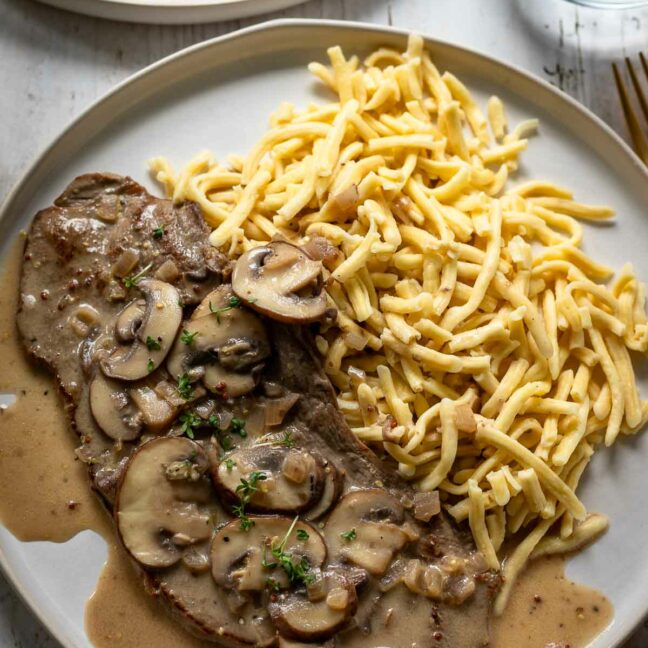 Klassisches Jägerschnitzel Rezept mit Pilzrahmsöße