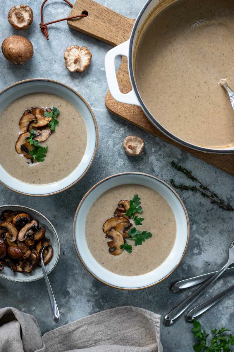 Champignoncremesuppe Rezept – Einfache Pilzsuppe mit Champignons, shiitake Pilze und trockene Steinpilze