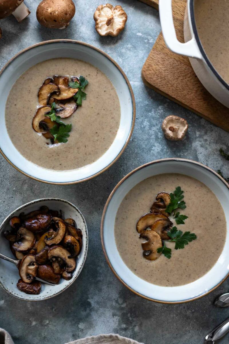 Champignoncremesuppe Rezept – Einfache Pilzsuppe mit Champignons, shiitake Pilze und trockene Steinpilze