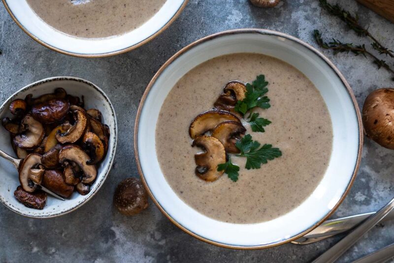 Champignoncremesuppe Rezept – Einfache Pilzsuppe mit Champignons, shiitake Pilze und trockene Steinpilze