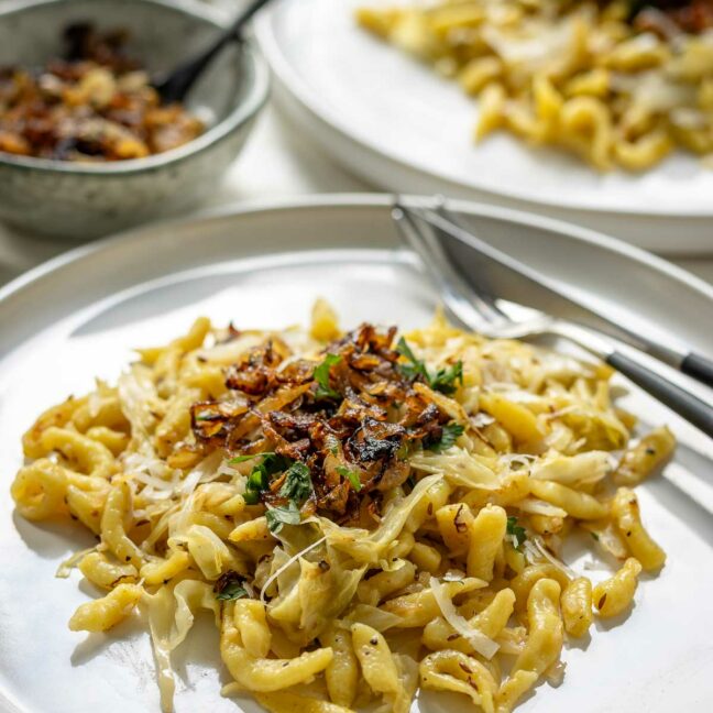 Spätzlepfanne Rezept mit Spitzkohl und Röstzwiebeln