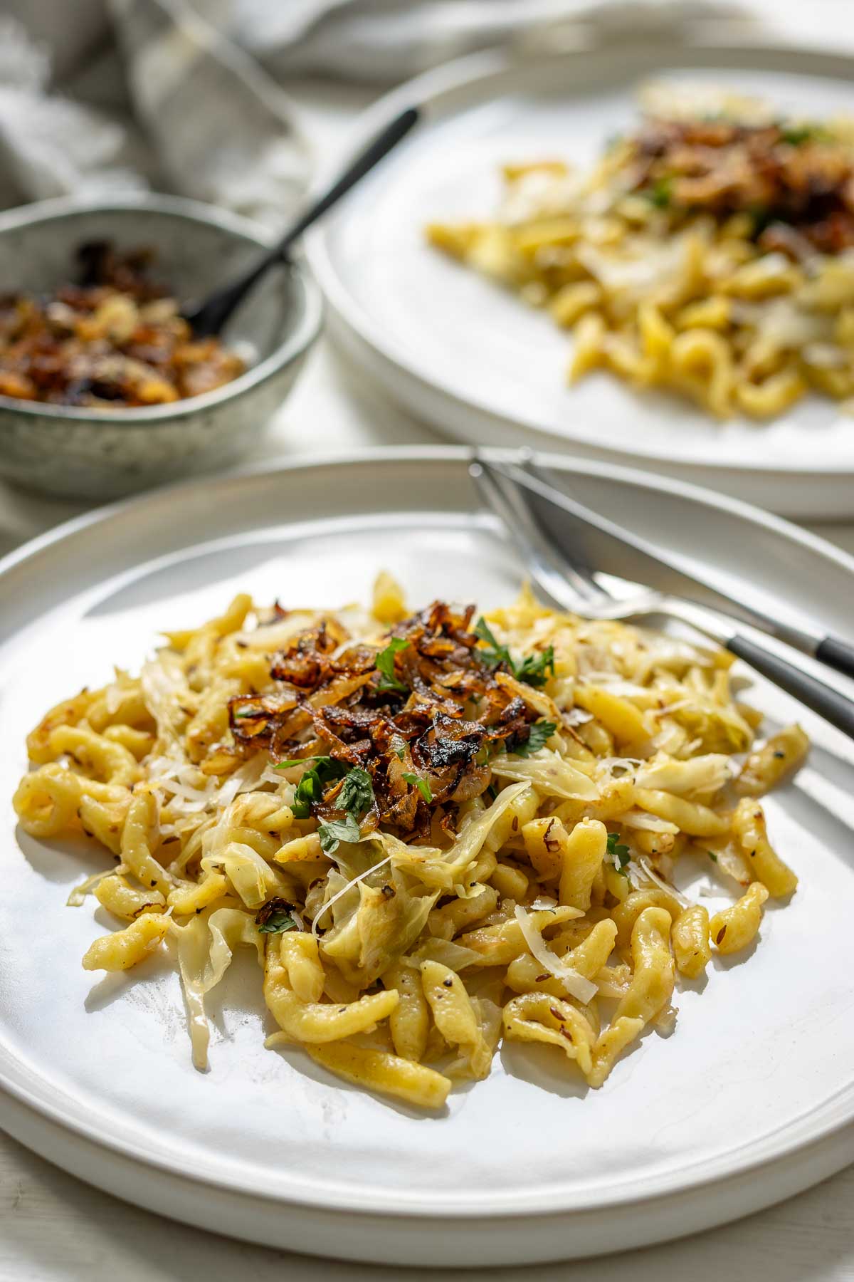 Spätzlepfanne Rezept mit Spitzkohl und Röstzwiebeln