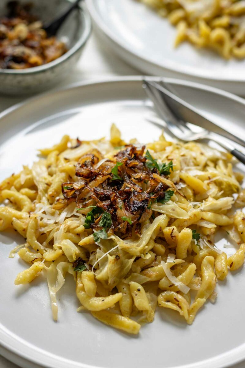 Spätzlepfanne Rezept mit Spitzkohl und Röstzwiebeln