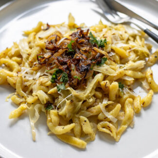 Spätzlepfanne Rezept mit Spitzkohl und Röstzwiebeln