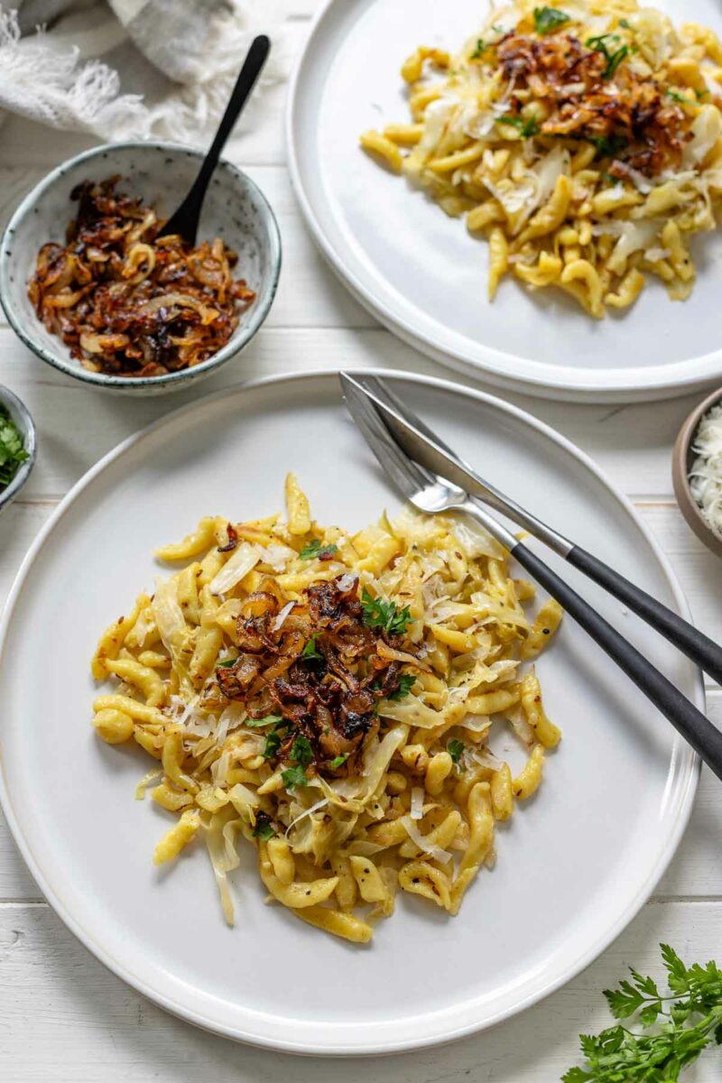 Spätzlepfanne Rezept mit Spitzkohl und Röstzwiebeln